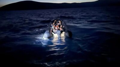 İzmir'de Yunanistan unsurlarınca geri itilen 94 düzensiz göçmen kurtarıldı.