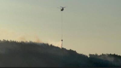 Manisa'nın Kırkağaç ilçesindeki ormanlık alanda çıkan yangına havadan ve karadan