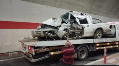 Artvin'in Yusufeli ilçesinde tünel içerisinde kontrolden çıkarak duvara çarpan kamyonetteki