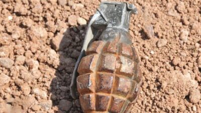 Kosova'nın kuzeyinde el bombasıyla düzenlenen saldırıda park halindeki iki araçta