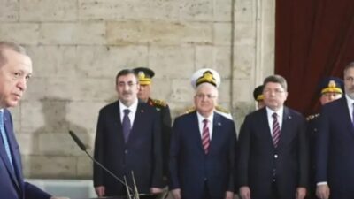 Başkan Erdoğan, YAŞ öncesi Anıtkabir'i ziyaret ederek özel defteri imzaladı.