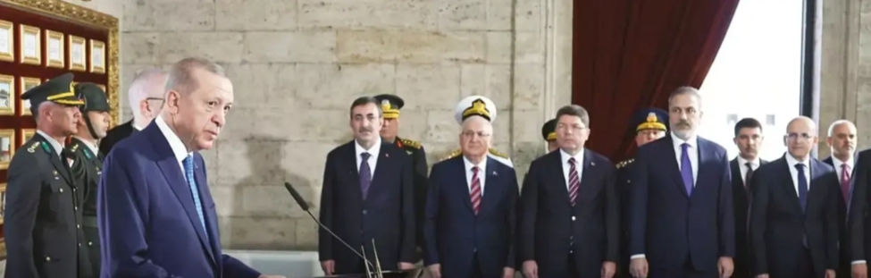 Başkan Erdoğan, YAŞ öncesi Anıtkabir'i ziyaret ederek özel defteri imzaladı.