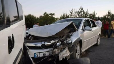 Elazığ'da hafif ticari araç ile otomobilin çarpışması sonucu meydana gelen