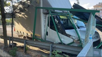 Sakarya’nın Pamukova ilçesi D-650 karayolunda tırın çarpması neticesinde kontrolden çıkan