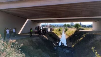 Bolu'da köprünün demir korkuluklarına çarpıp, su kanalına düşen hafif ticari