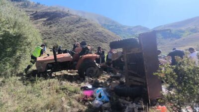 Erzurum'un İspir ilçesinde traktörün devrilmesi sonucu 11 kişi yaralandı.