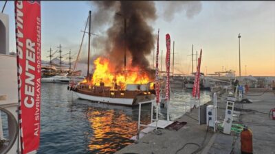 Antalya'nın Kemer ilçesinde gezi teknesi yandı. Kemer Marina'daki Süleyman Aydoğmuş'a