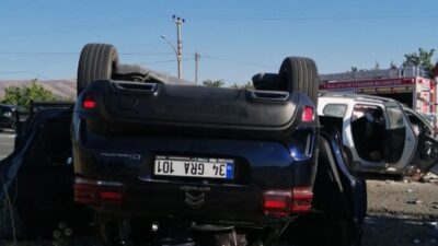 Malatya'da 3 otomobilin çarpışması sonucu 2 kişi öldü, 4 kişi