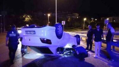 Ümraniye'de kontrolden çıkan otomobil takla attı. Kazada otomobil kullanılamaz hale