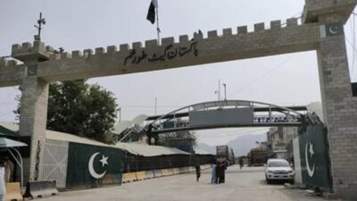 Afganistan ve Pakistan arasındaki Torkham Sınır Kapısı sabah saatlerinden itibaren