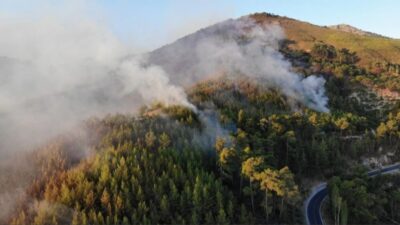 Aydın’ın Bozdoğan ilçesindeki orman yangını bölgesi dron ile görüntülenirken, ekiplerin