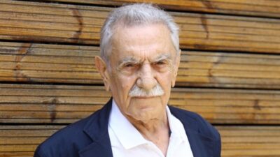 Hastaneye kaldırılmasının ardından entübe edilen oyuncu Aydemir Akbaş yaşamını yitirdi.