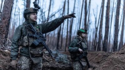 Pakistan'da silahlı kişilerin saldırısında en az 23 yolcu öldü.