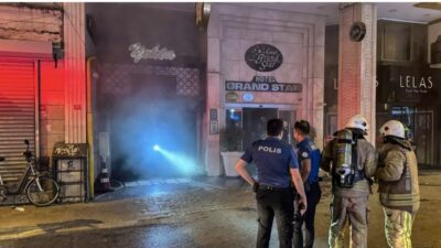 Beyoğlu'nda, 9 katlı otelde çıkan yangın itfaiye ekiplerinin müdahalesiyle söndürüldü.