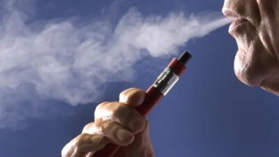 Elektronik sigaralar yeniden gündemde. Şarkıcı Selen Görgüzel'in kızı İlknaz Bektaş