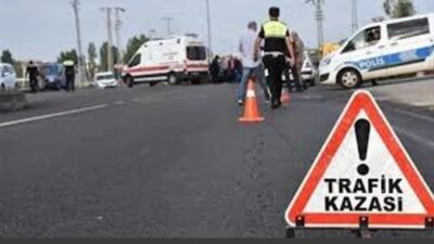 Avcılar'da yolcusu bulunmayan bir İETT otobüsü, yağış nedeniyle kontrolden çıkarak