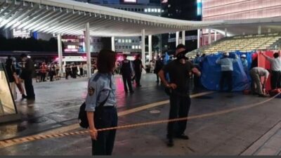 Japonya'da bir alışveriş merkezinin terasından atlayan lise öğrencisi, caddeden geçen