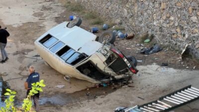 Bursa’nın Kestel ilçesinde kontrolden çıkan minibüs dereye uçtu. Dere içerisindeki