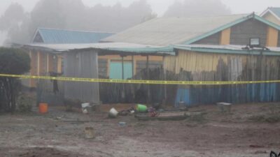 Kenya'nın merkezindeki bir yatılı okulda, 10-14 yaş arasındaki çocukların kaldığı