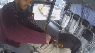 Bursa'da bir kişi, babasına yumruk atan ve itekleyen husumetlisine önce