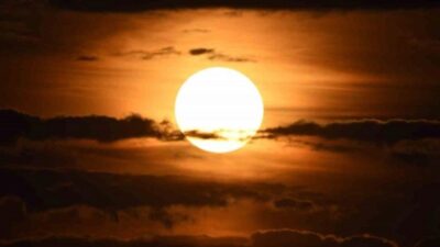 VAN GÖLÜ ÜZERİNDE YÜKSELEN ‘SÜPER AY' GÖRSEL ŞÖLEN OLUŞTURDU. BULUTLARIN