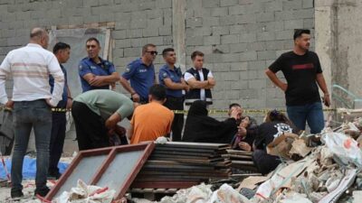 Adana'da bir inşaatta kule vinç halatına bağlı demir kovanın düşmesi