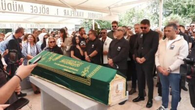 Kadıköy'de sahnede şarkı söylerken fenalaşarak hayatını kaybeden 52 yaşındaki şarkıcı