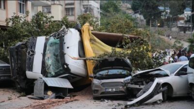 Hatay'ın Defne ilçesinde freni arızalanan hafriyat kamyonunun 7 araca çarptığı