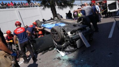 İzmir'in Konak ilçesinde alt geçide düşen otomobilde bulunan 3 kişi