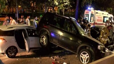 Beşiktaş'ta, direksiyon hakimiyetini kaybeden sürücü zincirleme kazaya neden oldu. Kaza