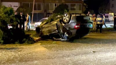 Bursa'da otomobilin refüjdeki reklam panosuyla ağaçlara çarparak devrilmesi sonucu 2