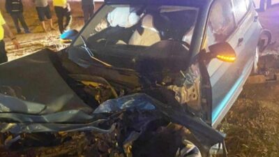 Bursa'nın Karacabey ilçesinde kırmızı ışık ihlali yapan tır, otomobili biçti.