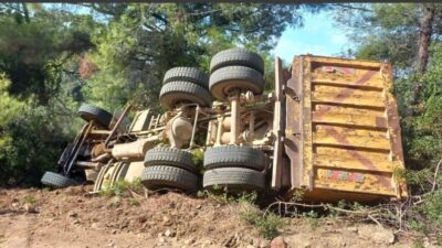 Muğla'nın Datça ilçesinde devrilen kamyonun sürücüsü yaşamını yitirdi.