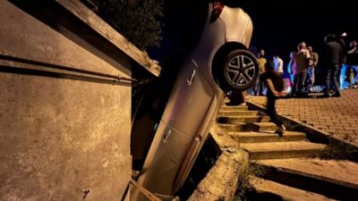 Kocaeli'nin Gebze ilçesinde park halindeyken freni boşalan otomobil evin duvarına