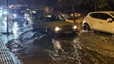Bursa'da etkili olan sağanak yağış nedeniyle cadde ve sokaklarda rögarlar