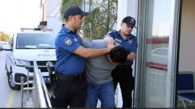 Adana'da hastanede doktor sırası bekleyen Sefa E. (29), yanında oturan