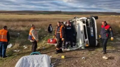 Çorum'un Alaca ilçesinde tır ile işçileri taşıyan minibüs çarpıştı. Kazada