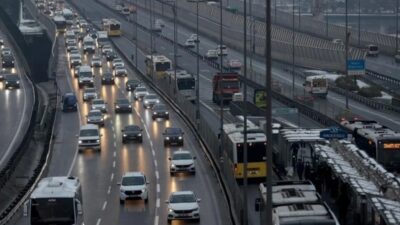 İstanbul'da sabah saatlerinde etkili olan sağanak yağış trafik yoğunluğunu artırdı.