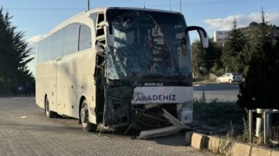 Afyonkarahisar'da yolcu otobüsüyle kamyon çarpıştı, muavin öldü, 19 kişi yaralandı.