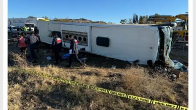 Aksaray'da yolcu otobüsünün devrilmesi sonucu ilk belirlemelere göre 6 kişi