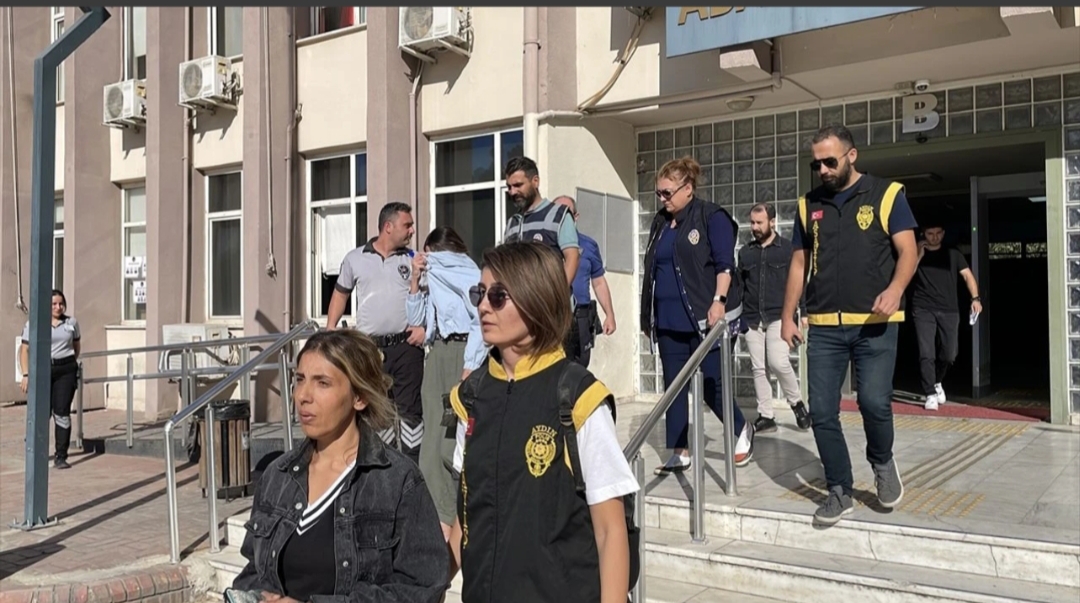 Aydın'ın Efeler ilçesinde apartmandaki iki evden aynı gün hırsızlık yaptıkları