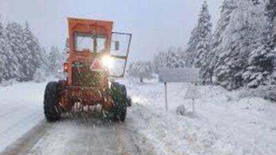 Kastamonu'da sabah saatlerinde etkili olan kar yağışına hazırlıksız yakalanan sürücüler
