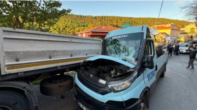 Maltepe'de, yolcu minibüsünün park halindeki tıra arkadan çarpması sonucu 8