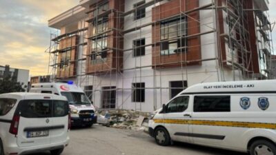 Sakarya'nın Serdivan ilçesinde bir inşaatta üzerine asansör düşen 2 işçi