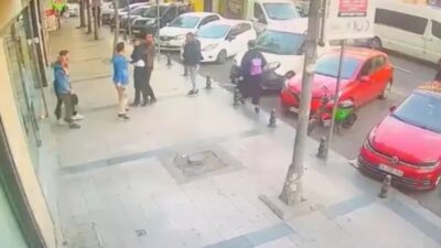 Beyoğlu'nda hakkında arama kararı olan şüpheliyi yakalayan polis ekiplerine, emniyete