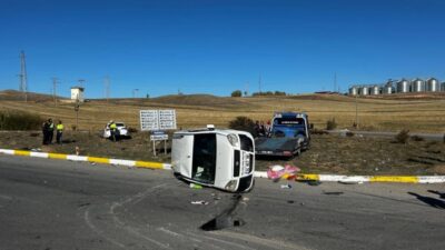 Sivas’ta meydana gelen trafik kazasında hafif ticari araç ile otomobilin