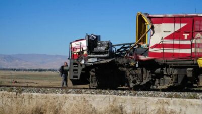Beton pompasına çarpan trenin makinist kabini gövdesinden ayrıldı, 1 makinist
