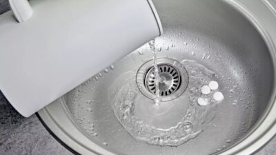 Lavabo tıkandığında hepimizin en sık yaptığı şey kaynar su dökmektir.