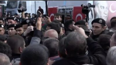 Özgür Özel'in çağrısıyla İstanbul'a gelen CHP'li vekiller, Esenyurt Meydanı'nda girmek