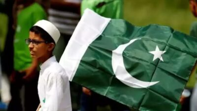 Pakistan'da hava kirliliğinin rekor seviyeye ulaştığı Lahor kentindeki tüm ilkokullarda